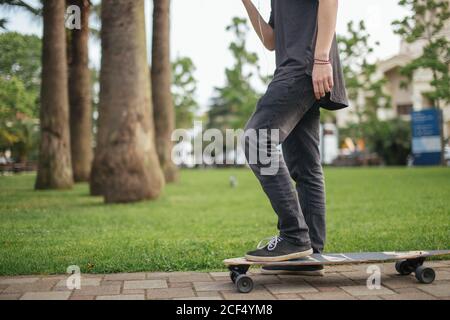 L'uomo preparare a condizioni estreme di cavalcare su longboard outdoor Foto Stock