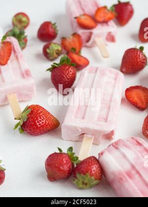 Popsicle rosa e fragole fresche Foto Stock