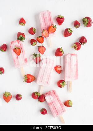 Popsicle rosa e fragole fresche Foto Stock