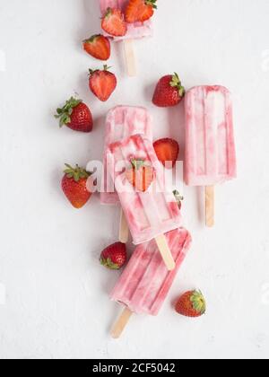 Popsicle rosa e fragole fresche Foto Stock