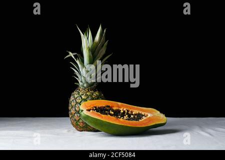 Ancora vita con ananas e papaia a fette Foto Stock