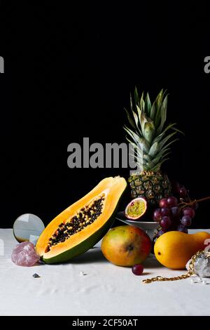 Ancora vita con frutti tropicali, gemme e oggetti vari Foto Stock