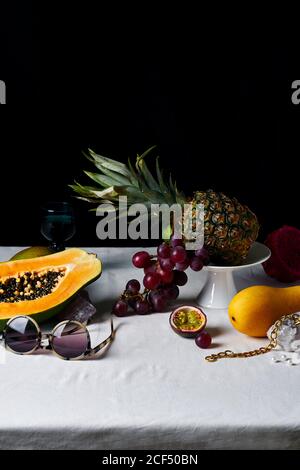 Ancora vita con frutti tropicali, gemme e occhiali da sole Foto Stock