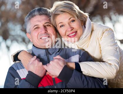 Felice marito e moglie abbracciare calorosamente e riposare insieme all'aperto Foto Stock