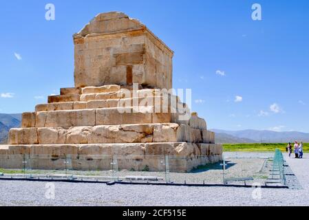 I turisti visitano la Tomba di Ciro il Grande, il re del primo Impero Persiano. Patrimonio dell'umanità dell'UNESCO. Pasargadae Iran Foto Stock