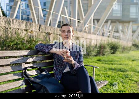 Bellissimo manager in camicia a righe blu gustando una bevanda calda Foto Stock