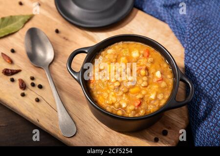 Spagnolo tradizionale zuppa di lenticchie. Slow food concept Foto Stock