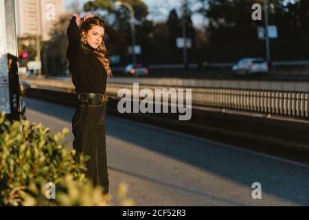 Donna allegra che salutano il taxi Foto Stock