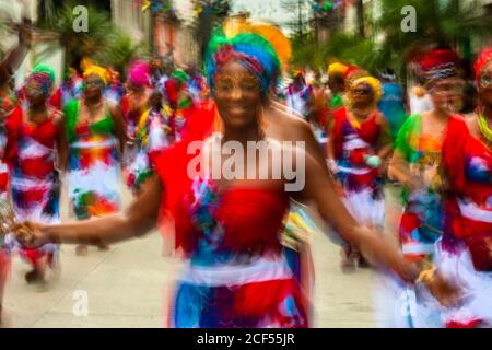 I ballerini afro-colombiani del quartiere di Yescagrande si esibiscono durante il festival di San Pacho a Quibdó, Colombia. Foto Stock