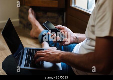 Ritaglia freelance con notebook e smartphone Foto Stock