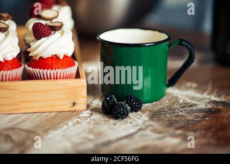 Gustosi cupcake su un tavolo di legno bianco Foto Stock