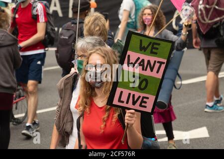 Londra - Settembre 2020: Le proteste della ribellione per l'estinzione nel centro di Londra che si battono sulle questioni relative al cambiamento climatico Foto Stock