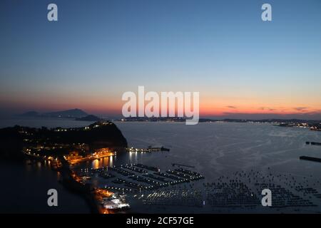 vista del tramonto su napoli visto dal parco virgiliano Foto Stock