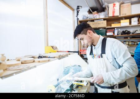 Legno che gira su un tornio ad una dimostrazione in officina Foto Stock