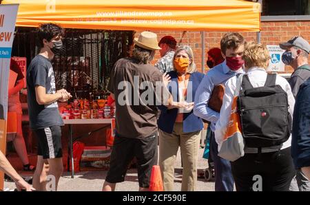 L'Ontario NDP e il leader dell'opposizione Andrea Horwath (nel mezzo) visitano il MP di Toronto Jill Andrew's St. Paul durante la pandemia di Covid-19 il 3 settembre 2020 Foto Stock