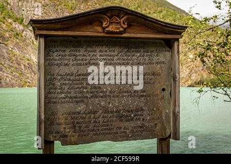 Una targa commemorativa manoscritta sulla riva del Lustrafjord vicino a Skjolden, Norvegia, ricorda il filosofo austriaco Ludwig Wittgenstein (1889–1951). Qui possedette una capanna dal 1914, le cui fondamenta sono ancora conservate sul lato opposto del fiordo. Lì lavorò ai manoscritti della sua "Logisch-Philosophische Abhandlung" (meglio conosciuta con il suo titolo latino successivo, Tractatus Logico-Philosophicus) e "Philosophical Investigations". Lo stesso testo appare sulla targa in norvegese, tedesco e inglese. Foto Stock