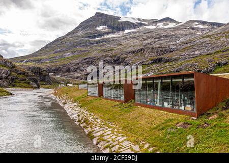 Il fiume a Trollstigen Kafe sull'altopiano di Trollstig. Architetto: Reiulf Ramstad Arkitekter AS. Architetto paesaggista: Multiconconsult. Rauma, Norvegia Foto Stock