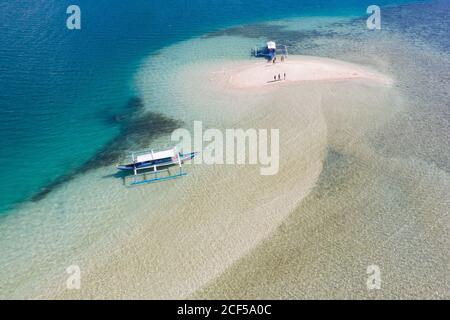 Da sopra drone vista delle barche a riposo su poco profondo di spiaggia sabbiosa Foto Stock