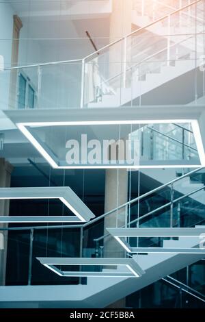 lampada da soffitto quadrata su sfondo blu. Foto Stock