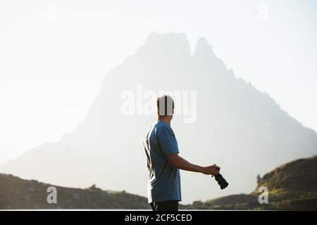 uomo irriconoscibile scattando foto del paesaggio di montagna Foto Stock