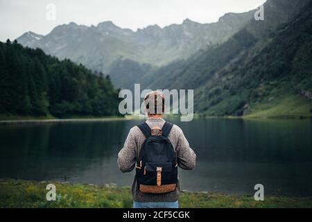 uomo anonimo godendo paesaggio di montagna e lago Foto Stock