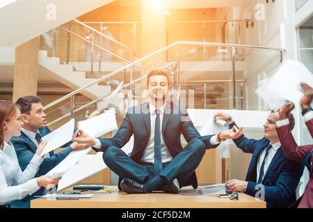 Negoziazione di affari, i partner maschili che sostengono, divertente uomo facile mantenere la calma nella situazione di stress, meditare con sorriso composto, trattare con emo Foto Stock