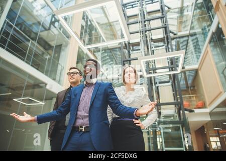 Giovane africano uomo di affari americano a capo di un team Foto Stock