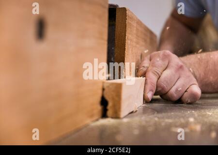 Crop blogger femmina senza volto scattando foto di spazio di lavoro mentre si siede A tavola con computer in ufficio a Parigi Foto Stock