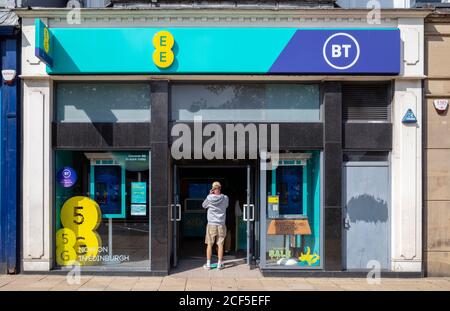 EE e BT Mobile Phone Shop, Princes Street, Scozia, Regno Unito. Foto Stock