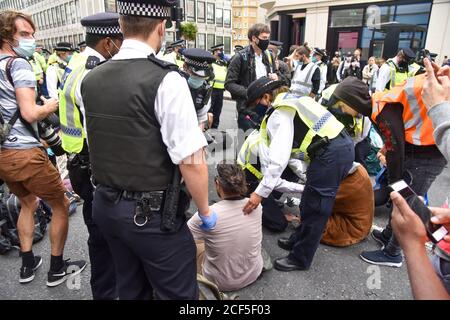 I poliziotti parlano con i manifestanti durante la dimostrazione.gli attivisti della ribellione animale parte dei manifestanti della ribellione estinzione bloccano Victoria Street con un camion della fattoria con 2 attivisti super incollati al tetto, mentre altri all'interno erano chiusi in catene. Foto Stock