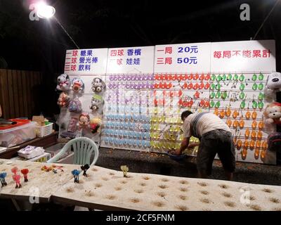 Taiwan, 4 LUGLIO 2009 - Vista notturna del mercato notturno nel Parco Nazionale di Kenting Foto Stock