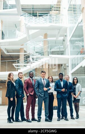 Le persone aziendali celebrano il concetto di collaborazione in ufficio Foto Stock