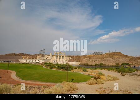 Vista soleggiata della diga di Davis in Arizona, Stati Uniti Foto Stock