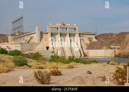 Vista soleggiata della diga di Davis in Arizona, Stati Uniti Foto Stock