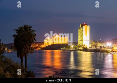 Laughlin, 22 AGOSTO 2020 - Vista notturna del Laughlin River Lodge e del Harrah's Laughlin Foto Stock