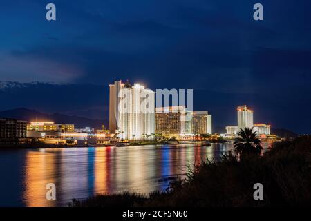 Laughlin, 22 AGOSTO 2020 - Vista notturna dell'Edgewater Casino Resort Foto Stock