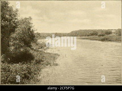 . Nel corso dell'anno con Thoreau. SUL FIUME E GIÙ DAL PONTE HUBBARDS [^ xxvii 2 della conservazione della bellezza di Walden è dovuto ai bambini Emerson (Dr. Edward Waldo Emer-son e la signora Edith Emerson Forbes), che possiede una porzione di agreat della terra che confina con lo stagno e si è aridata che non si verificano cambiamenti in modo longas è nel loro controllo. Vicino al sito della capanna Thoreaus, alla testa della profonda Cove, è stato eretto un hugecairn di pietre, ogni visitatore al punto contribinga pietra al palo. Questa idea commemorativa origi-nated con Bronson Alcott, il concord ph Foto Stock