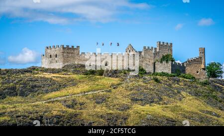 Vista panoramica sulle rovine del castello di Tourbillon e blu chiaro d'estate Cielo a Sion Vallese Svizzera Foto Stock