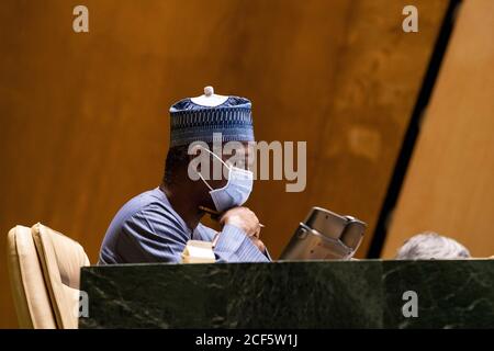 New York, New York, Stati Uniti. 3 settembre 2020. Il Presidente dell'Assemblea Generale delle Nazioni Unite (UNGA) Tijjani Muhammad-Bande presiede una riunione dell'UNGA presso la sede delle Nazioni Unite a New York, il 3 settembre 2020. Aderendo alle linee guida in materia di distanza fisica, l'Assemblea generale delle Nazioni Unite si è riunita di persona giovedì per la prima volta in quasi sei mesi, con il suo presidente che esorta tutti i membri a "galvanizzare l'azione multilaterale per garantire risultati per tutti", mentre la pandemia del COVID-19 continua a spazzare il mondo. (Eskinder Debebe/Foto un/Handout via Xinhua) Foto Stock