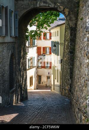 Sion città vecchia vista verticale con panoramica pedonale passerata con Strada lastricata e arco medievale e gli edifici in Sion Vallese Svizzera Foto Stock