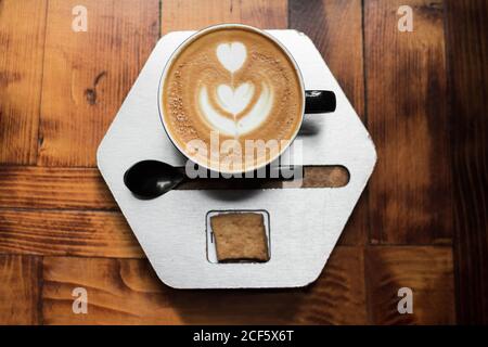 Delizioso caffè caldo con latte art Foto Stock