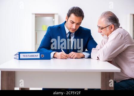 Giovane avvocato che visita l'anziano nel concetto di testamento Foto Stock