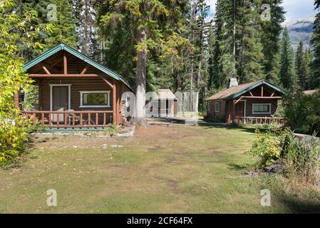 Kootenay National Park, British Columbia, Canada – 02 settembre 2020: Vista esterna delle storiche cabine in legno situate al Vermilion River Crossing Foto Stock
