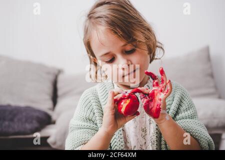 ragazza con le mani in colori pittura uovo di pollo Foto Stock