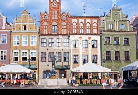 La Piazza del mercato Vecchio di Poznan, stare rynek, è conosciuta per le sue storiche case mercantili dai timpani unici e i caffè all'aperto a Poznan, Polonia. Foto Stock