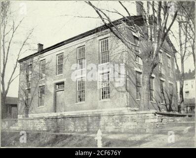 . Storia di Lee County, Iowa. Negozi c'era una domanda di accomò-dazioni scolastiche nel West end. Per soddisfare questa domanda, l'edificio Richardsonschool, all'angolo di Santa Fe e Vermont viali, e la scuola Jefferson, all'angolo di Second Street e UnionAvenue, sono stati eretti nel 1889. L'edificio eretto nel 1886 fu utilizzato come liceo until1895, quando il popolo nuovamente autorizzato un'emissione obbligazionaria, questa volta per 35,000 dollari, per una moderna struttura liceica, a essere situato in ThirdStreet, appena ad est di Maple. Da allora i vecchi edifici della scuola superiore sono stati conosciuti come la scuola di Lincoln, e dentro Foto Stock