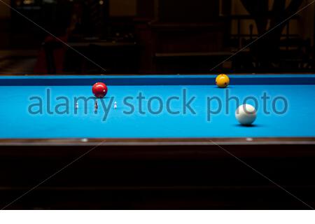 Palline da biliardo su un tavolo da biliardo. Foto Stock