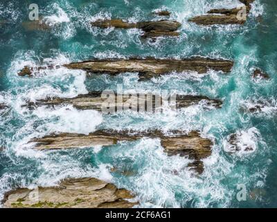 Creste di pietra in alto mare in tempesta giorno Foto Stock