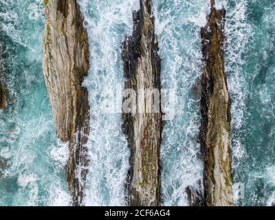 Creste di pietra in alto mare in tempesta giorno Foto Stock