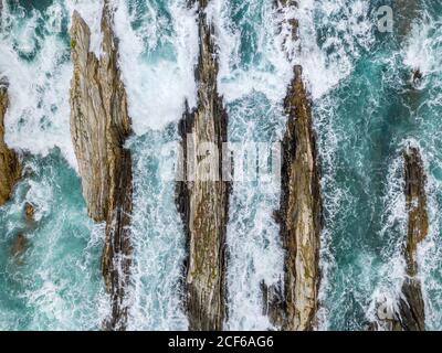 Creste di pietra in alto mare in tempesta giorno Foto Stock